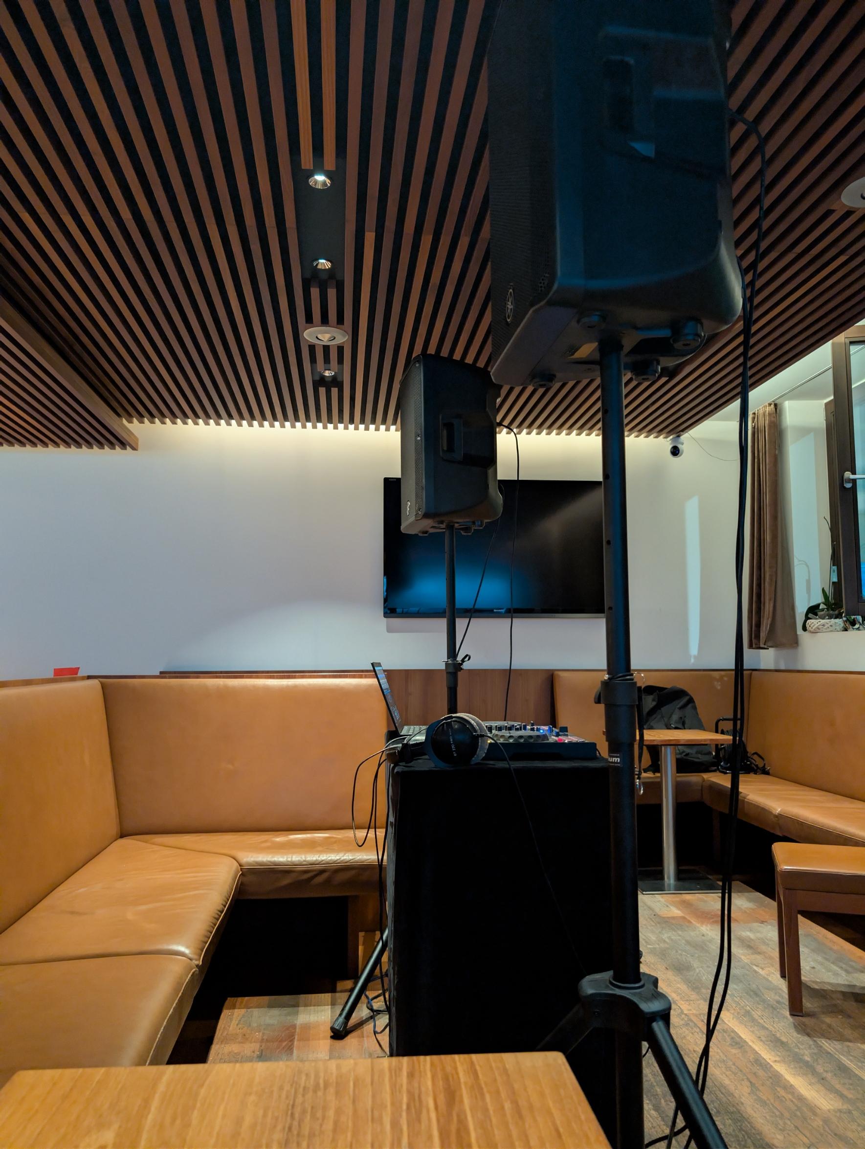 DJ-Setup mit Lautsprechern in einer Lounge