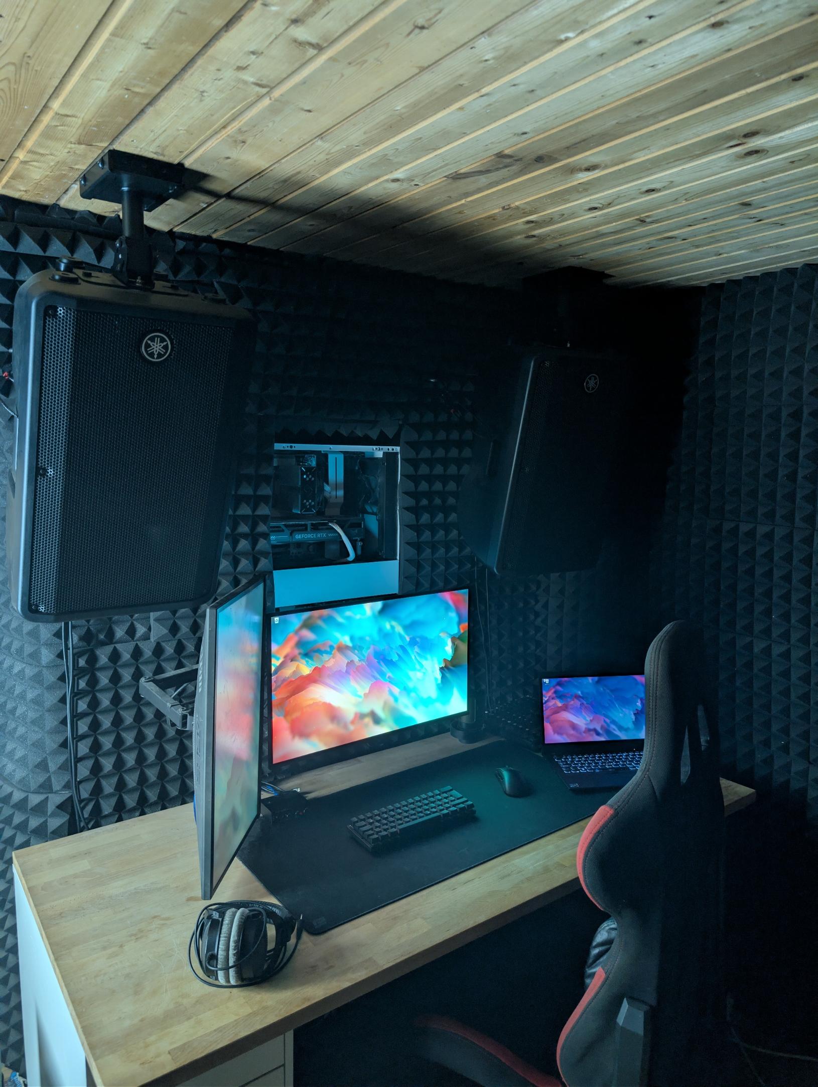 Studio mit Lautsprechern, Monitoren und Akustikschaumstoff